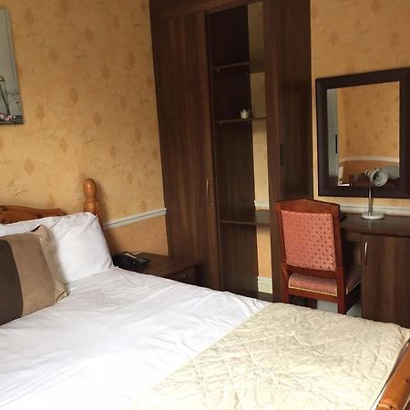 The Pines Guest Accommodation Chippenham  Buitenkant foto