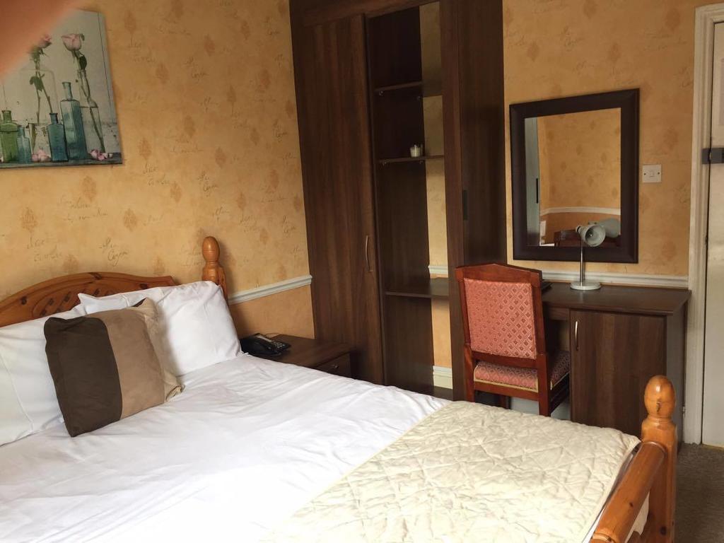 The Pines Guest Accommodation Chippenham  Buitenkant foto
