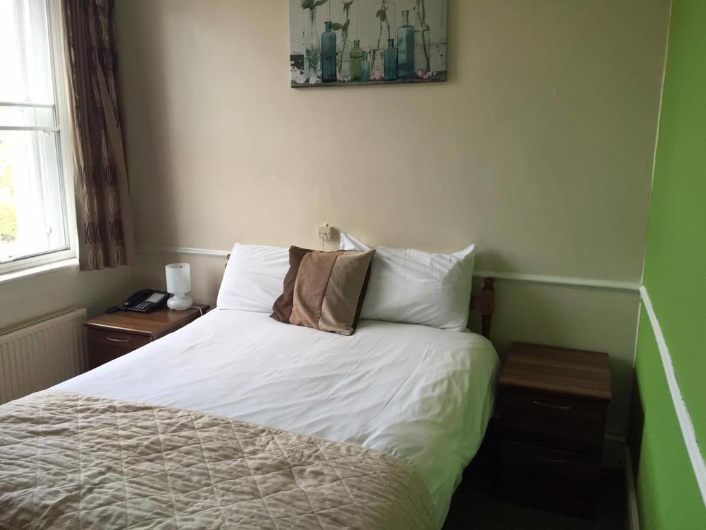 The Pines Guest Accommodation Chippenham  Buitenkant foto