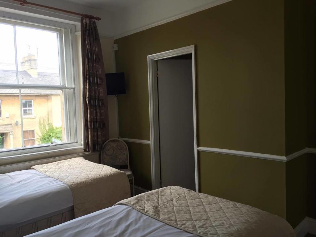 The Pines Guest Accommodation Chippenham  Buitenkant foto