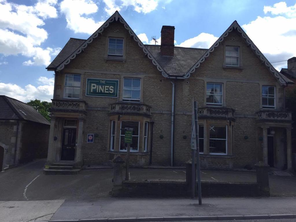 The Pines Guest Accommodation Chippenham  Buitenkant foto