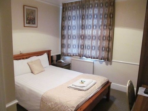 The Pines Guest Accommodation Chippenham  Buitenkant foto
